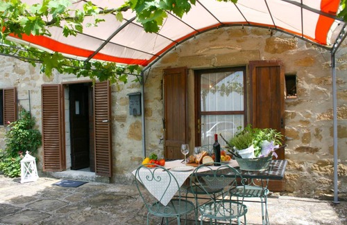 San Pietro a Cegliolo Villa | Elegant 2-Bedroom Villa with Private Pool, Rated 9/10