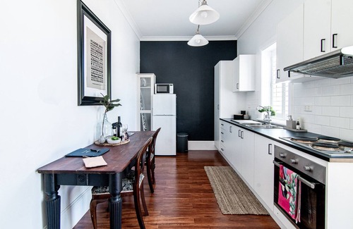Central Mudgee Apartment | Experience 70 On Mortimer's Black Cockatoo Room Retreat