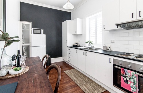 Central Mudgee Apartment | Experience 70 On Mortimer's Black Cockatoo Room Retreat
