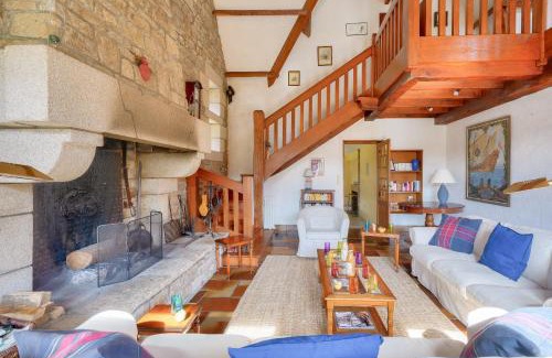 Penmarch House | Cozy Retreat with Spa Just Steps from the Beach