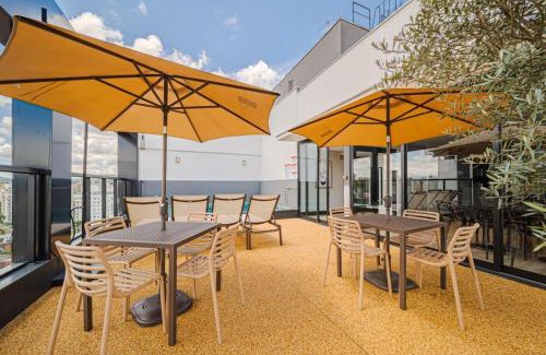 Anita Garibaldi Apartment | Elegant Stay at 702: Family-Friendly and Guest Rated 10/10