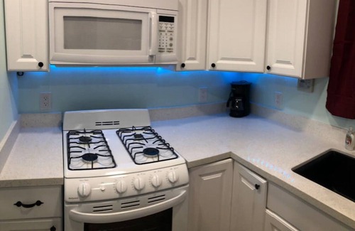 Rodeo House | Cozy Mini Studio with Kitchen Near Rodeo Events