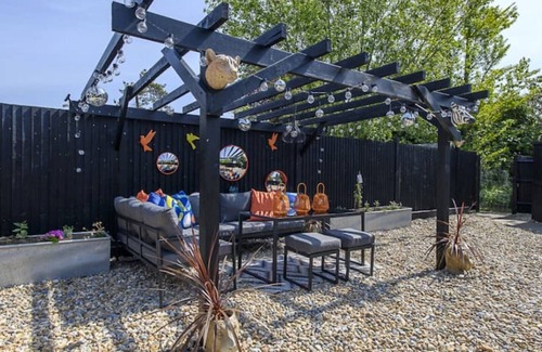 Rye House | Retro 3-Bed Home in Rye with Scenic River Views