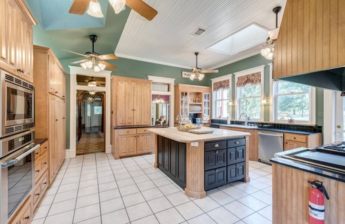 Fort Worth House | 71 Acre Estate - 21 Beds, River, Pool, 11 Miles From Downtown Fort Worth!
