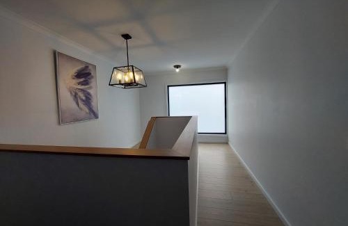 Apollo Bay House | Relaxing Retreat: 714 Train to the Beach with Ocean Views