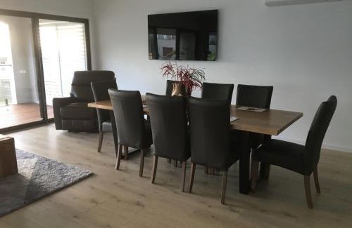 Apollo Bay House | Relaxing Retreat: 714 Train to the Beach with Ocean Views