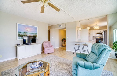 South Patrick Shores Apartment | Cozy Oceanfront Apartment with Pool & Kitchen for 4 Guests