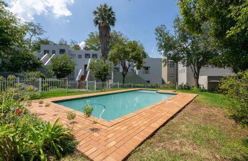 Sandown Apartment | Spacious 2-Bedroom Apartment with Pool Access for 4 Guests