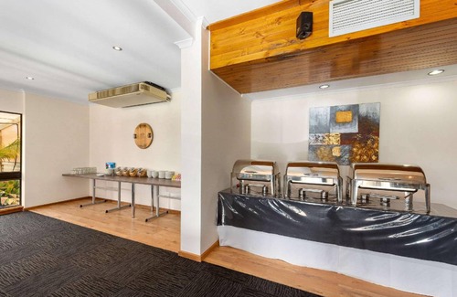 Barmera Hotel | Spacious 2-Bedroom Hotel for Up to 8 Guests with Pool
