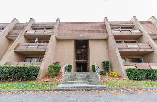 East Ridge House | Budget-Friendly Motel with Kitchen & Pet-Friendly Amenities