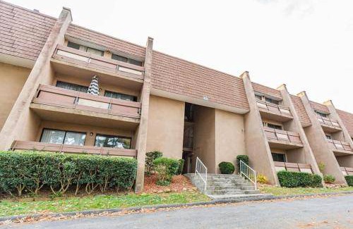 East Ridge House | Budget-Friendly Motel with Kitchen & Pet-Friendly Amenities