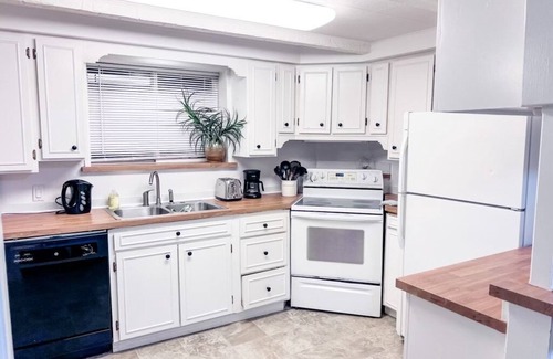 Kirkland House | Cozy 2-Bedroom Retreat in Kirkland with Fenced Yard