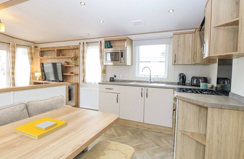 Hopton Cottage | 75 FOXBURROW HANG, pet friendly, country holiday cottage in Fritton