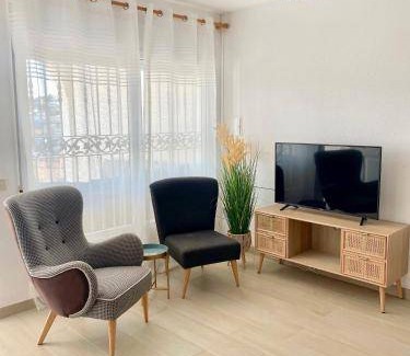 Peniscola Apartment | Spacious 2-Bedroom Apartment with Pool and Kitchen
