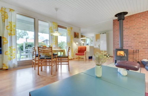 Mommark Strand House | Family-Friendly 3-Bedroom House for Up to 6 Guests