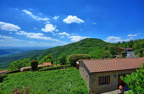 Portole Villa | Exceptional 2-Bedroom Villa with Pool & Lake View