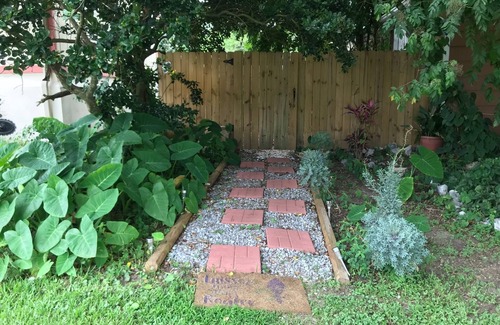 Kenner - Louis Armstrong International Airport Apartment | Private 3-Room Studio with Lake View and Spa in Kenner