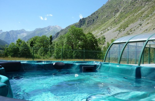 La Chapelle-en-Valgodemard Ski Chalet | Spacious Chalet with Pool & Hot Tub - Rated 10/10!