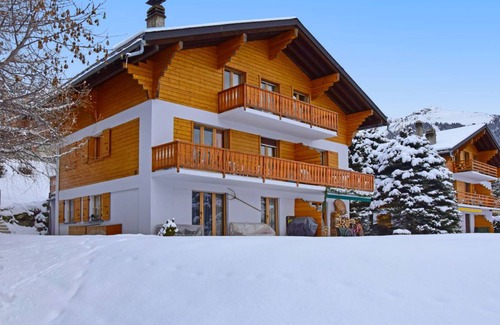 Verbier Apartment | Spacious 2-Bedroom Apartment with Kitchen for 4 Guests
