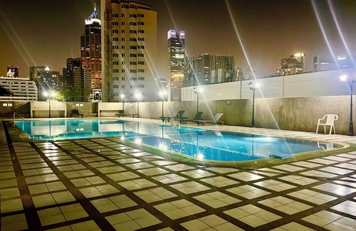 Ploenchit Condo | Spacious 1-Bedroom Retreat Near BTS with Free WiFi