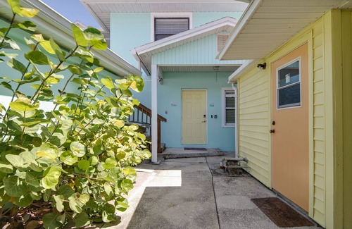 Safety Harbor Cottage | Beautiful 7B Studio at Coastal Cottages with Pool & Pets