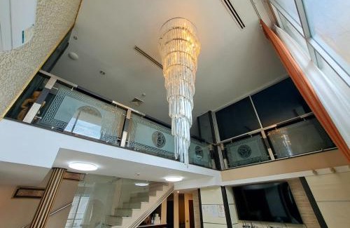 Khlong Toei Nuea House | Stylish Loft with Rooftop Pool and City Views, Rated 9/10