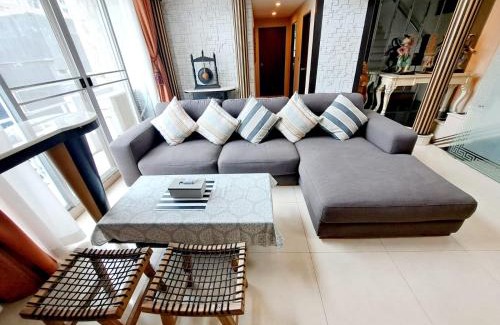 Khlong Toei Nuea House | Stylish Loft with Rooftop Pool and City Views, Rated 9/10