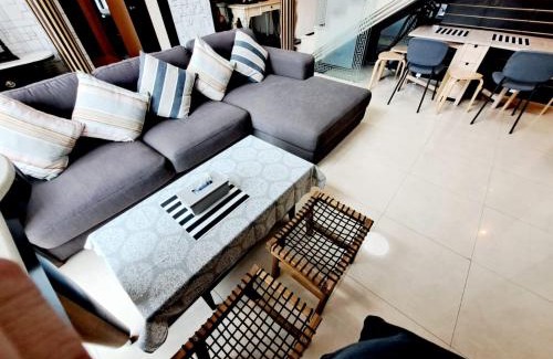 Khlong Toei Nuea House | Stylish Loft with Rooftop Pool and City Views, Rated 9/10