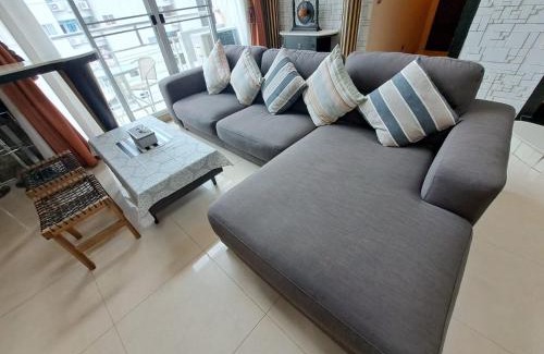 Khlong Toei Nuea House | Stylish Loft with Rooftop Pool and City Views, Rated 9/10