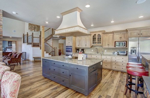 Warrior's Mark West House | Ultimate Ski Experience with Private Hot Tub & Mountain Views