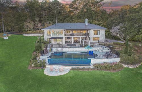 Macon House | Discover Secluded Lakefront Paradise with Family-Friendly Amenities