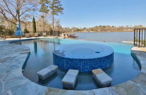 Macon House | Discover Secluded Lakefront Paradise with Family-Friendly Amenities