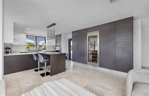 Sunset House | Spacious 7BR Villa with Pool, Jacuzzi & Pickleball Access