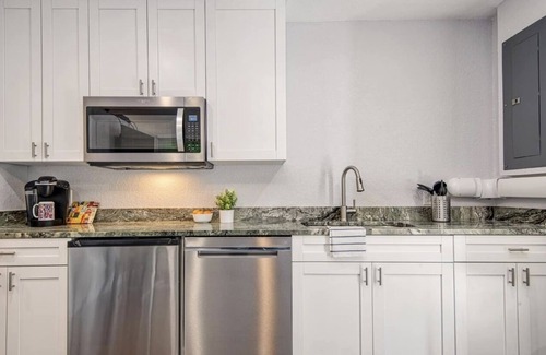 Safety Harbor Cottage | Modern 1 Bedroom with Kitchenette & Pool Access