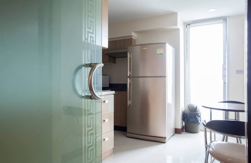 Khlong Toei Nuea Apartment | Modern 2-Bedroom Retreat in Downtown Bangkok with Pool