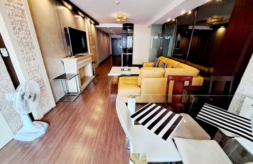 Khlong Toei Nuea Apartment | Modern 2-Bedroom Retreat in Downtown Bangkok with Pool