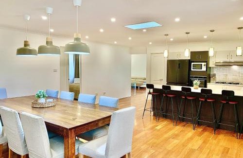 Shell Cove House | Shell Cove Holiday Home: Ideal for Families Near Beach & Golf