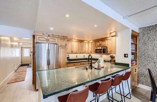 Breckenridge Condo | Indulge in Hot Tubs, Pools & Ski Paradise with Free Shuttle