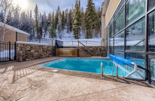 Breckenridge Condo | Indulge in Hot Tubs, Pools & Ski Paradise with Free Shuttle