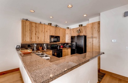 The Highlands House | Cozy Retreat with Hot Tub & Ski Shuttle in Central Location