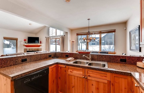 The Highlands House | Cozy Retreat with Hot Tub & Ski Shuttle in Central Location