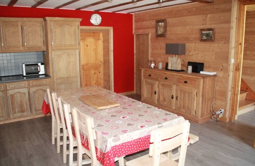 Mont-de-Lans Ski Chalet | Spacious Cottage for 8 with Kitchen & Pet-Friendly Amenities