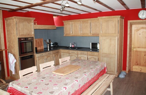 Mont-de-Lans Ski Chalet | Spacious Cottage for 8 with Kitchen & Pet-Friendly Amenities