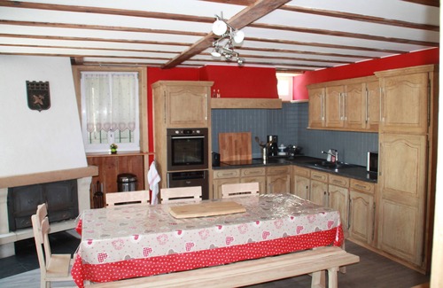 Mont-de-Lans Ski Chalet | Spacious Cottage for 8 with Kitchen & Pet-Friendly Amenities