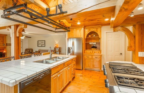 Lookout Mountain House | Ultimate 8-Bedroom Retreat with Pool & Hot Tub Near Chatt