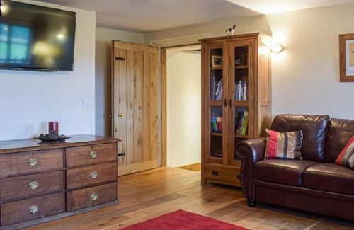 Newcastle-on-Clun Cottage | Spacious 8-Bedroom Retreat in Clun with Hot Tub & Spa