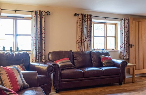 Newcastle-on-Clun Cottage | Spacious 8-Bedroom Retreat in Clun with Hot Tub & Spa