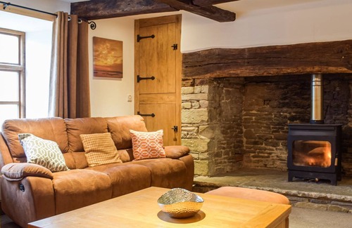 Newcastle-on-Clun Cottage | Spacious 8-Bedroom Retreat in Clun with Hot Tub & Spa