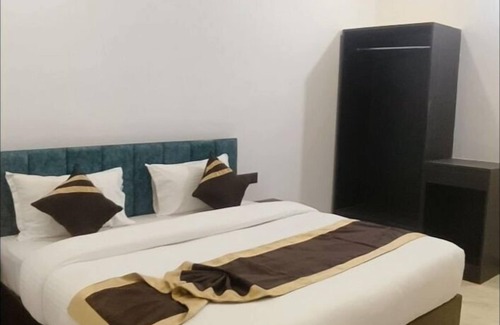 Faizabad Hotel | 8-bedroom hotel in fabulous Ayodhya with WiFi, AC. Enjoy your stay