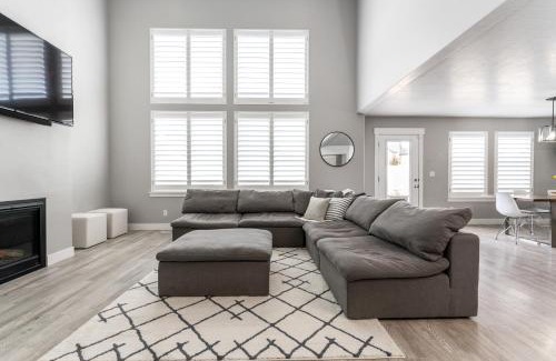 Saratoga Springs House | Spacious Retreat with 8 Beds, Full Kitchens & Large Yard